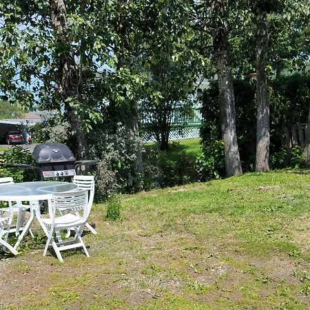 Lower Level Apt 6Ft High Close To Hwy Netflix Wifi Apartment Edmundston Bagian luar foto