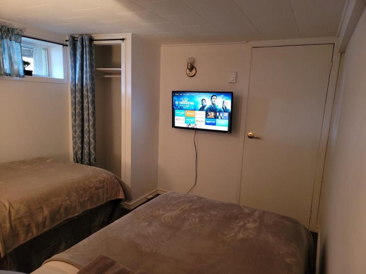 Lower Level Apt 6Ft High Close To Hwy Netflix Wifi Apartment Edmundston Bagian luar foto