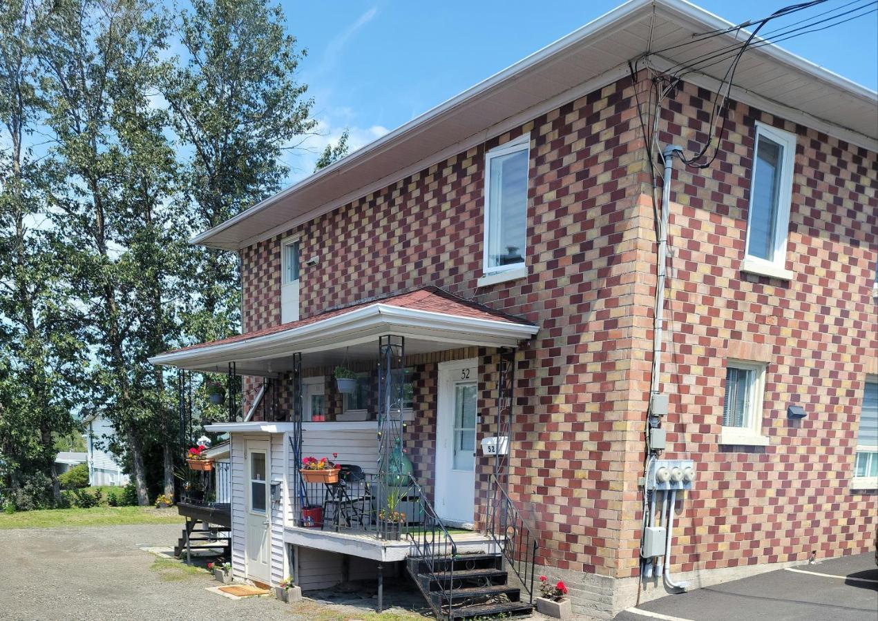 Lower Level Apt 6Ft High Close To Hwy Netflix Wifi Apartment Edmundston Bagian luar foto