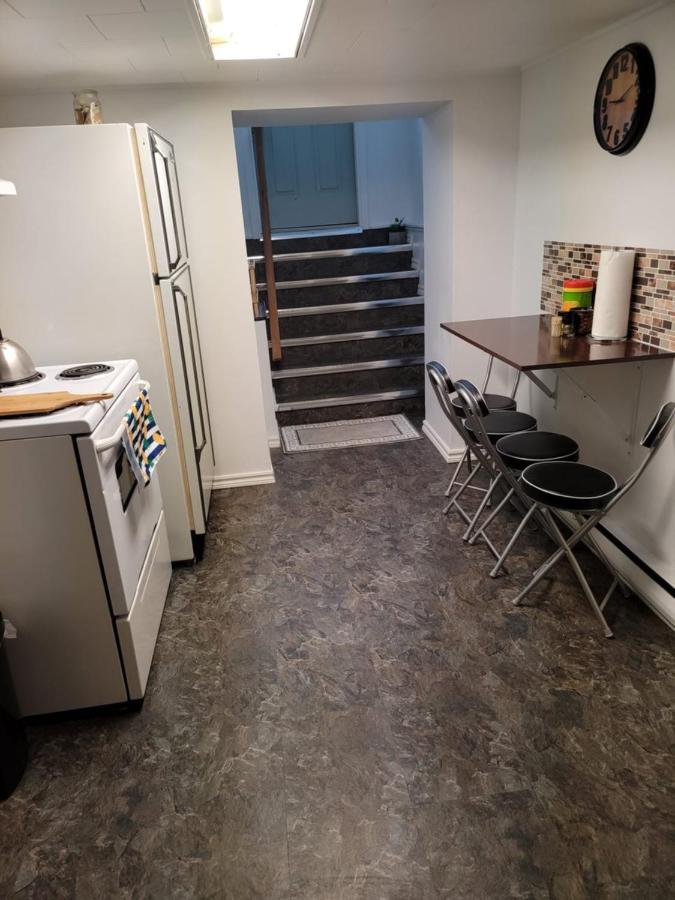 Lower Level Apt 6Ft High Close To Hwy Netflix Wifi Apartment Edmundston Bagian luar foto