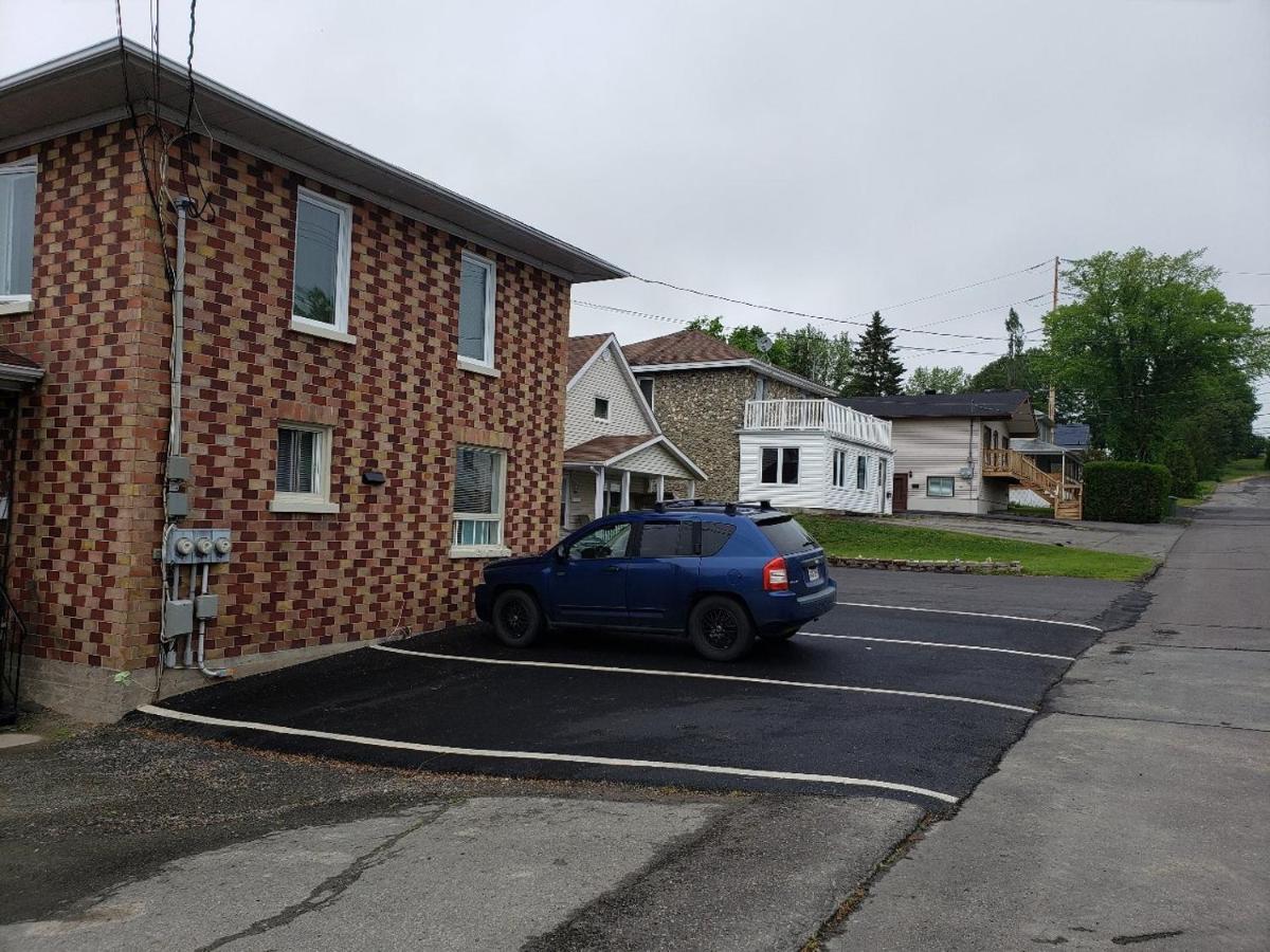 Lower Level Apt 6Ft High Close To Hwy Netflix Wifi Apartment Edmundston Bagian luar foto